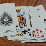 Художественная резьба игровых символов удачи в традиционном ремесле