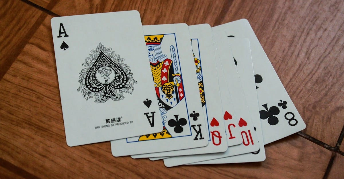 Художественная резьба игровых символов удачи в традиционном ремесле