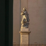 Художественная резьба волка по дереву в традиционном стиле