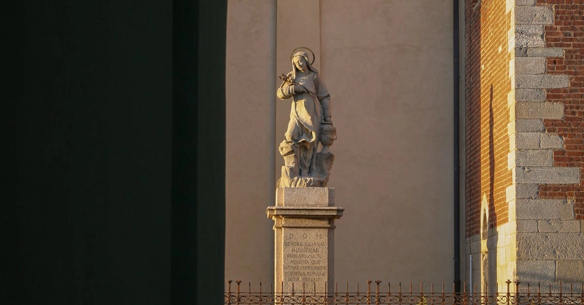 Художественная резьба волка по дереву в традиционном стиле