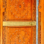 Художественная резьба носорога по дереву в африканском стиле