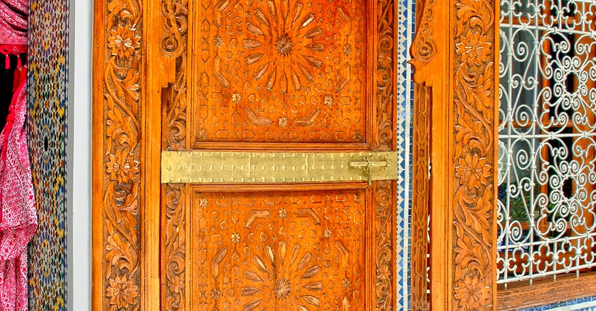 Художественная резьба носорога по дереву в африканском стиле