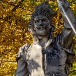 Декоративная резьба с мотивами игровых автоматов на деревянной панели