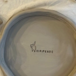 Художественная резьба с мотивами рулетки на деревянной поверхности