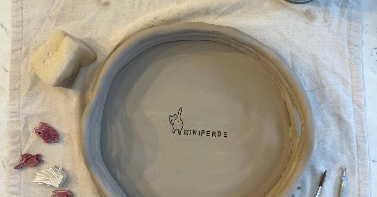 Художественная резьба с мотивами рулетки на деревянной поверхности