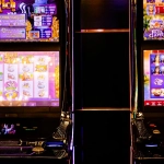 Художественное оформление онлайн казино с декоративными элементами